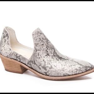 Chinese Laundry snake focus bootie